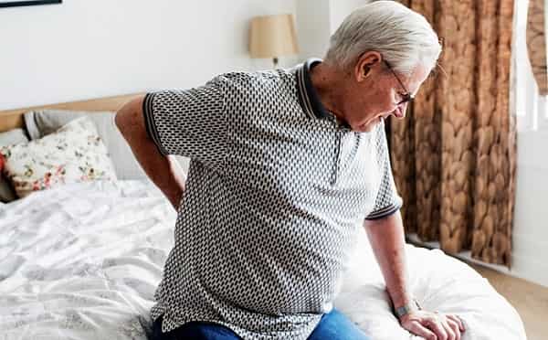 عوارض عمل دیسک کمر چیست ( درد شدید کمر، عفونت، خونریزی و ...)