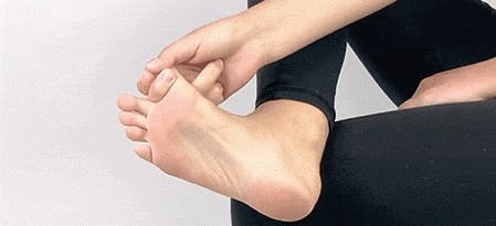 کشش انگشت پا برای درمان درد پاشنه پا