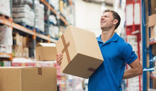 کمردرد ناشی از بلند کردن اجسام سنگین چگونه درمان میشود؟